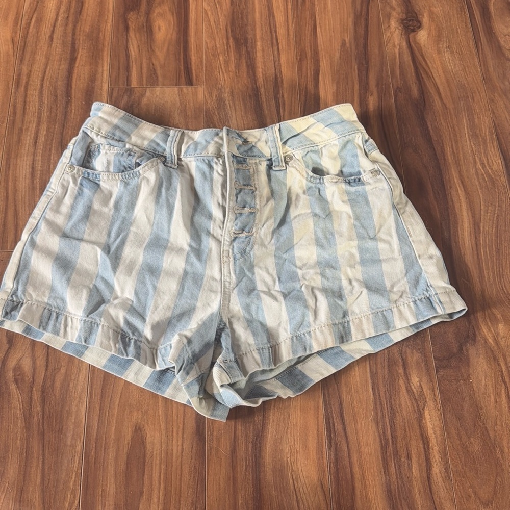 Womens size 7 button up shorts